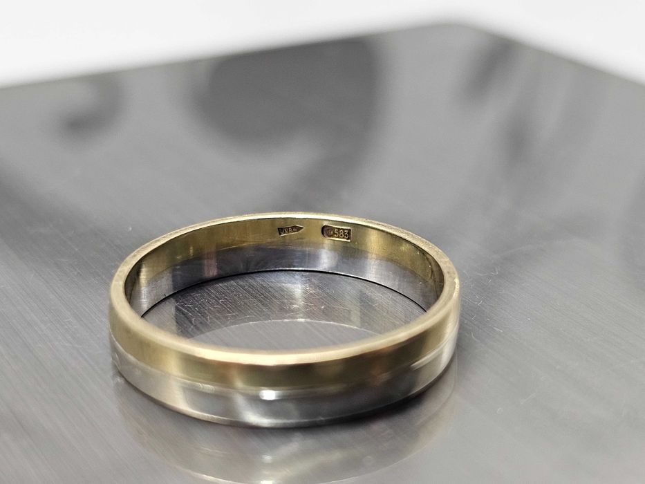 ПРОДАМ Кольцо Обручальное. ЗОЛОТО 585 Белое и желтое 4.04 Грамма