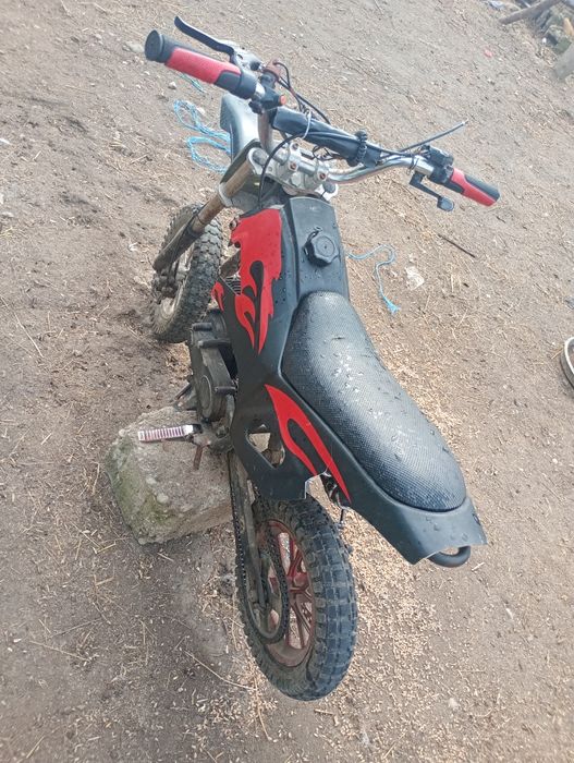 Vând cross de 49 necesită demarou fac și diferite schimburi