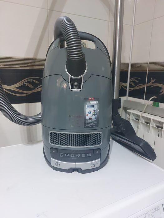 Прахосмукачка Miele Complete C3 select Powerline 
Супер запазено състояние, като ново.Подробни данни има на една от снимките. 
Работи перфектно, супер