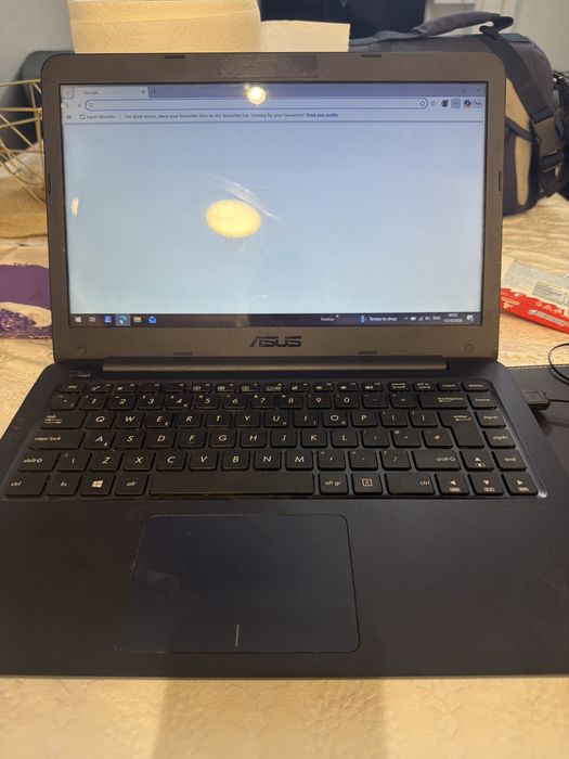 Лаптоп ASUS E402Y – работещ, със зарядно