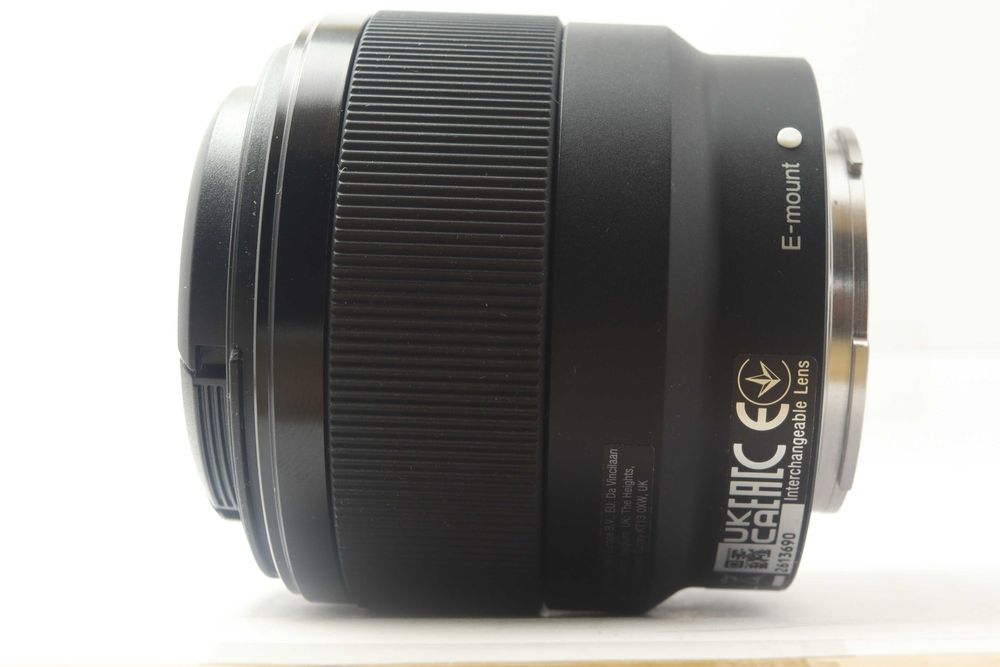 Vând obiectiv Sony FE 50mm f/1.8 pentru montură Sony E, full-frame, în stare excelentă, practic ca nou.
