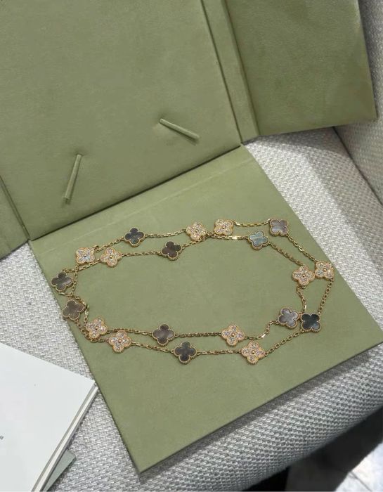 Позлатени колиета Van Cleef & Arpels