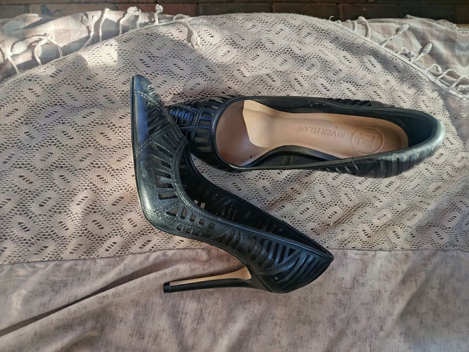 Vând pantofii de damă superbi din piele naturala model deosebit