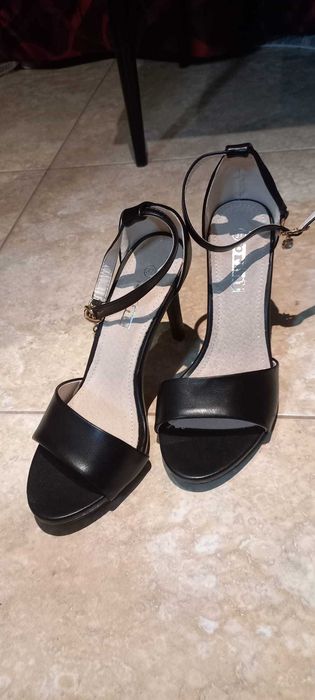 Sandale 36 negre ,piele naturala ,fabricate in Romania