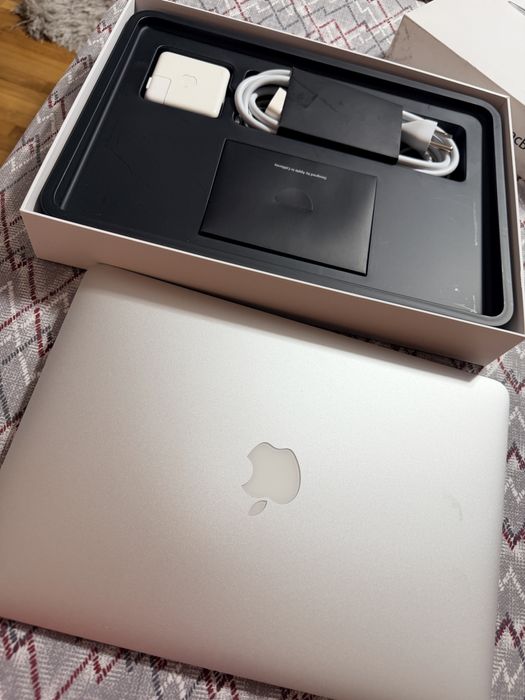 MacBook Air (13-inch, A1466)
