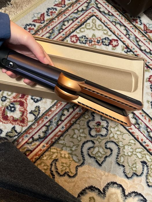 Dyson Airstrait продам