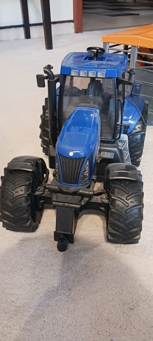 Трактор с ремарке Брудер Bruder