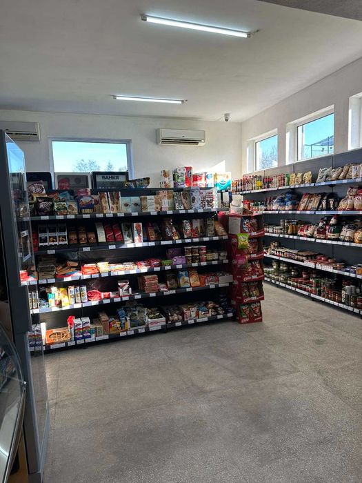 Двустранен островен стелаж за магазин с перфо гръб в тъмно сив мат