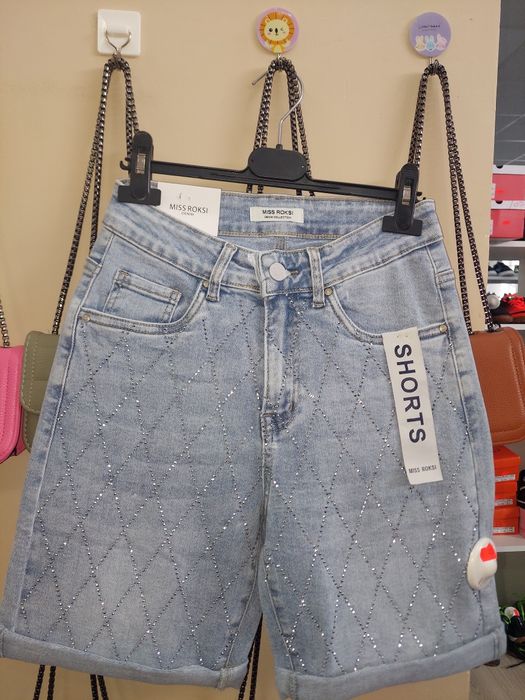 Blugi scurți cu pietricele