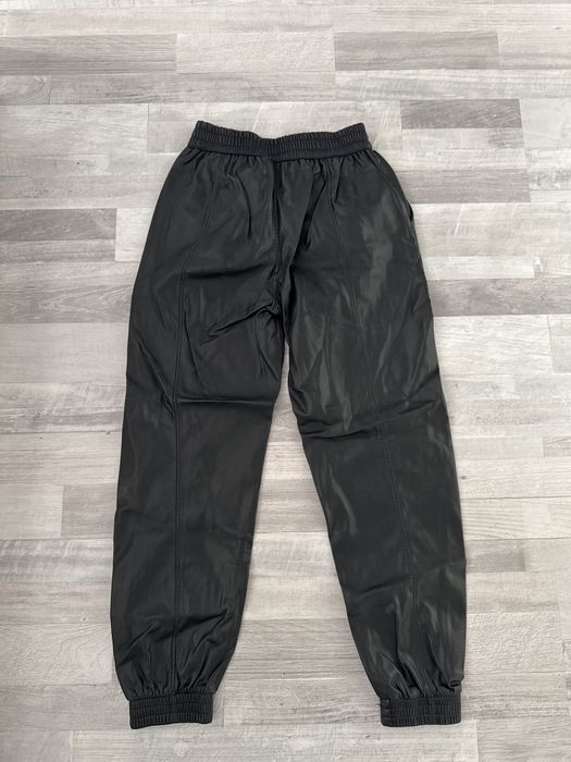 кожен черен панталон