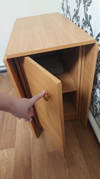 Компактный деревянный стол с дверцами