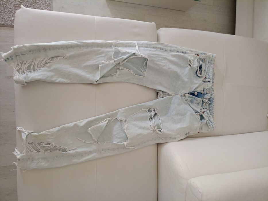 Vând blugi havydestroyed,model deosebit,in stare perfectă,mărimea S/27