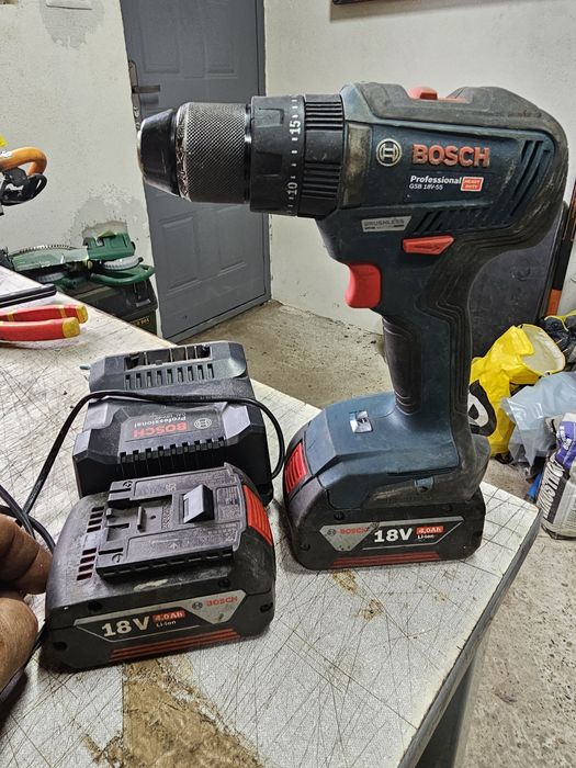 Bormașină Bosch de 18v cu 2 baterii de4ah si încărcător.