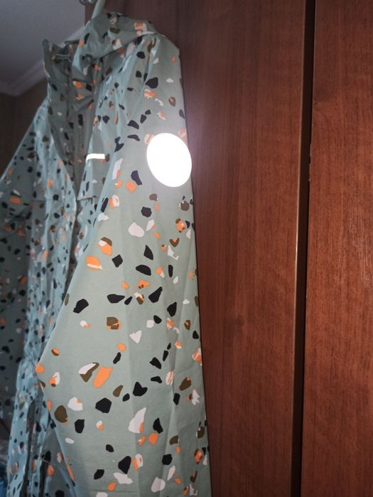 Продам ветровку-плащ.