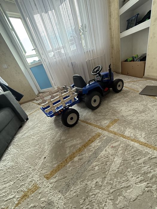 Продам синий трактор