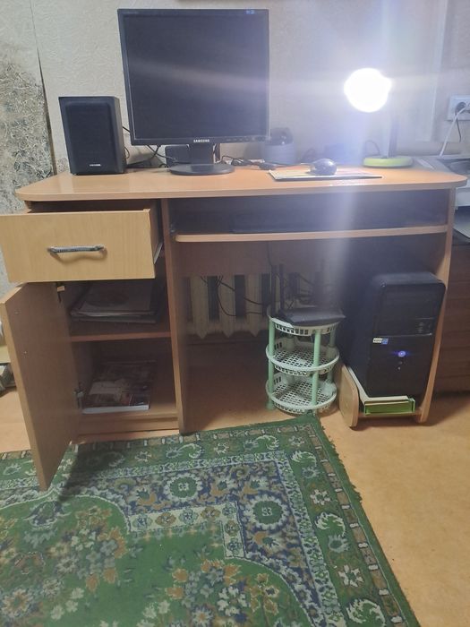 Компьютерный стол с тумбой