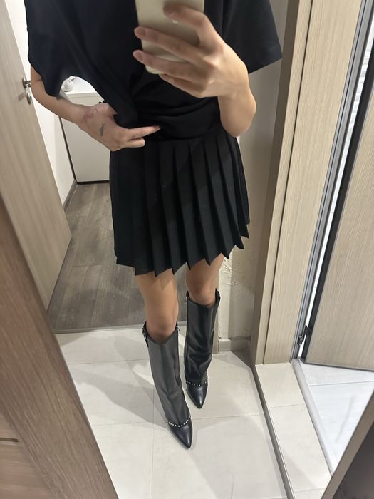 Черна плисирана пола