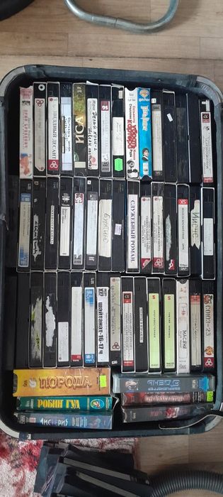 Продам Кассеты и диски