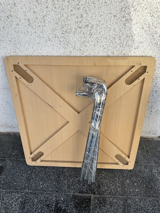 Дървена маса с метални никелирани крака