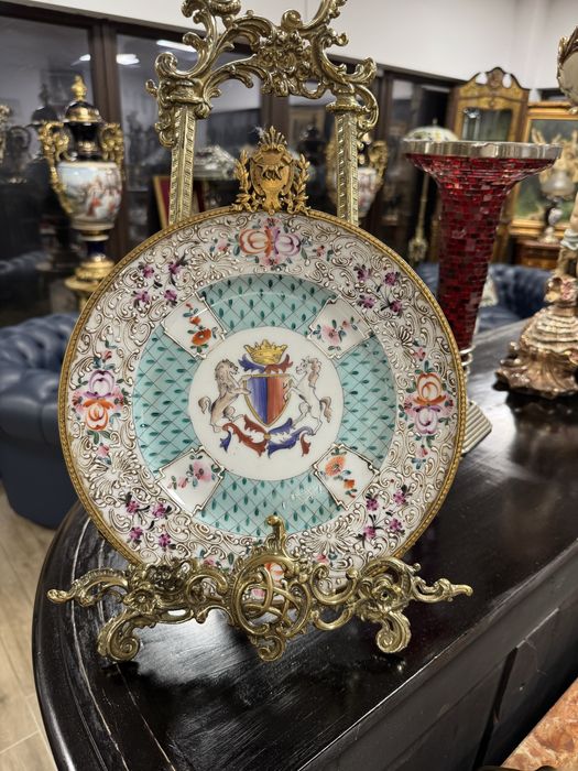 Farfurie decorativa de perete din portelan pictat manual si rama bronz