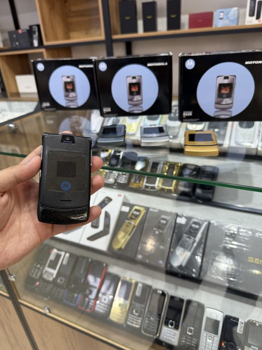 Motorola Rezr V3 i  LEGENDA новый пачка