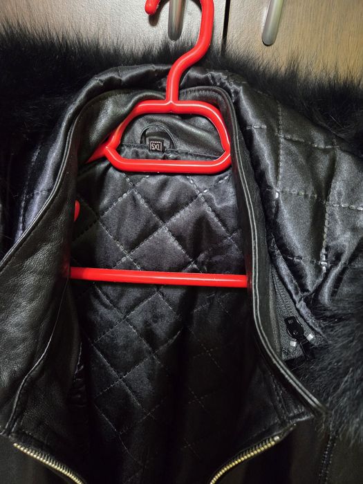 Vând haina de piele