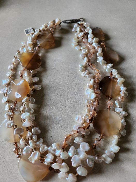 Красива нова огърлица перли и ахат