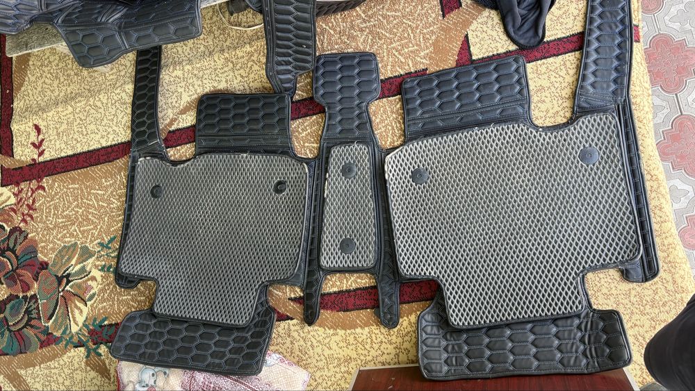 Продам 3 д полики Toyota Rav 4