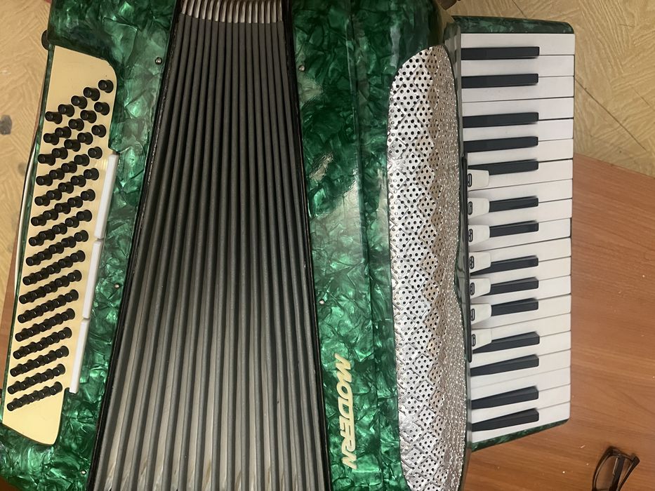 Acordeon marca modern verde sidefat