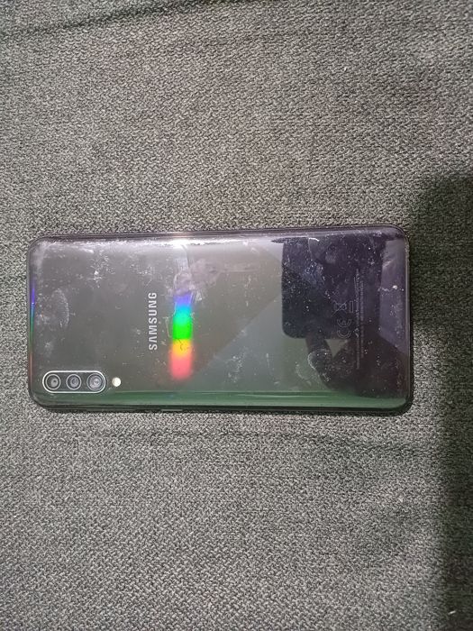 Samsung Galaxy A50 cu displayul spart. Placa este buna. Nu stiu daca are cont sau parola
Se aud sunete, vibreaza