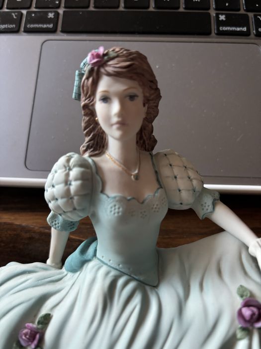 Порцеланова фигурка на дама на Coalport (ОК)