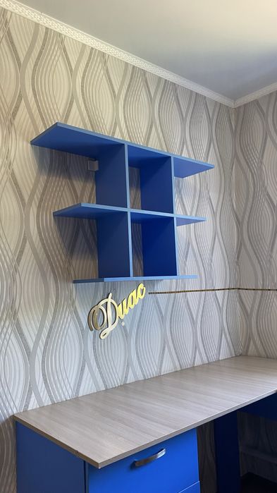 Продам угловой письменный стол с полками