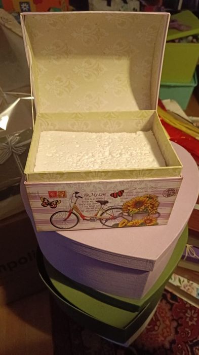 Vând cutii de diferite forme și dimensiuni