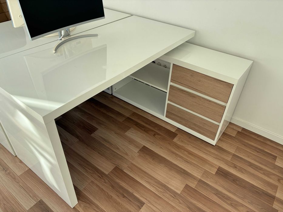 Бюро със шкафове