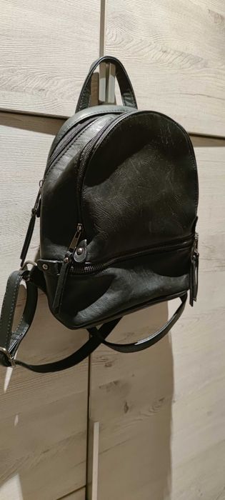Черна кожена раничка. НОВА.