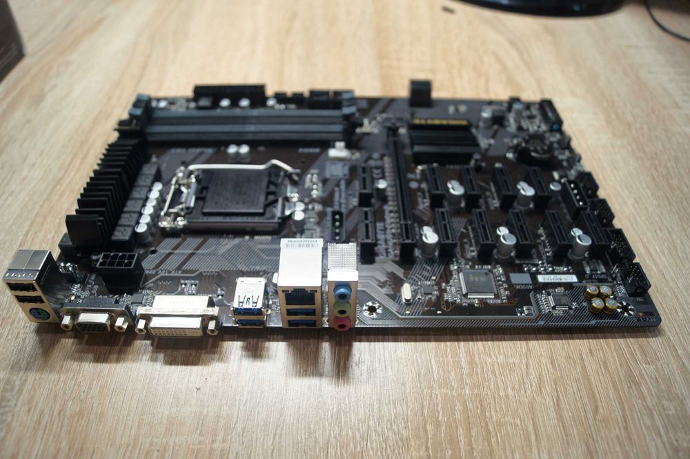 Placa de baza GIGABYTE GA-B250-FINTECH, Socket 1151 + Procesor i3-7100 3.90GHz