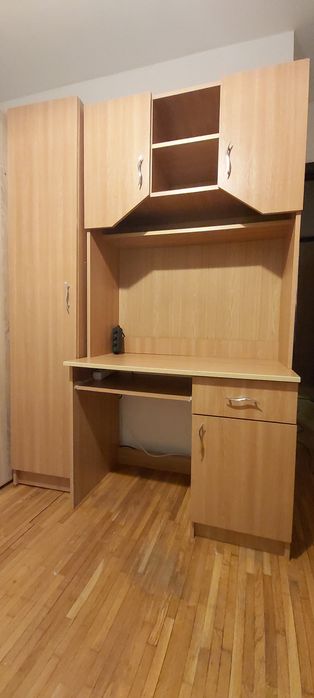 Birou cu dulap deasupra și multe spații utile