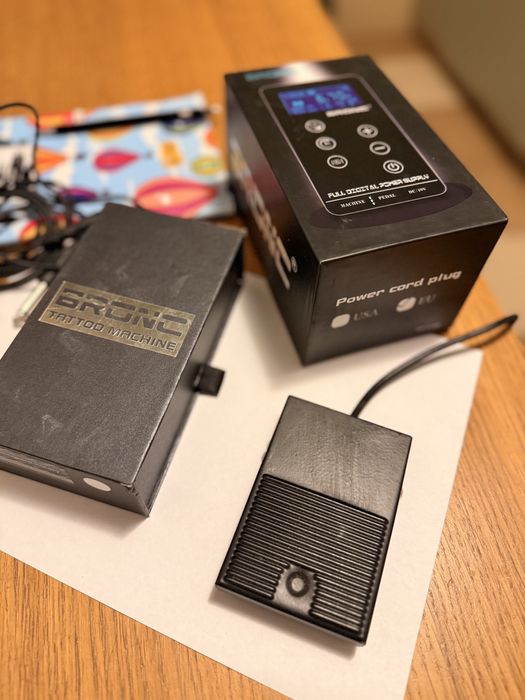 Kit tatuaje Bronc. Aparat Hummingbird Bronc V10, sursa Bronc.