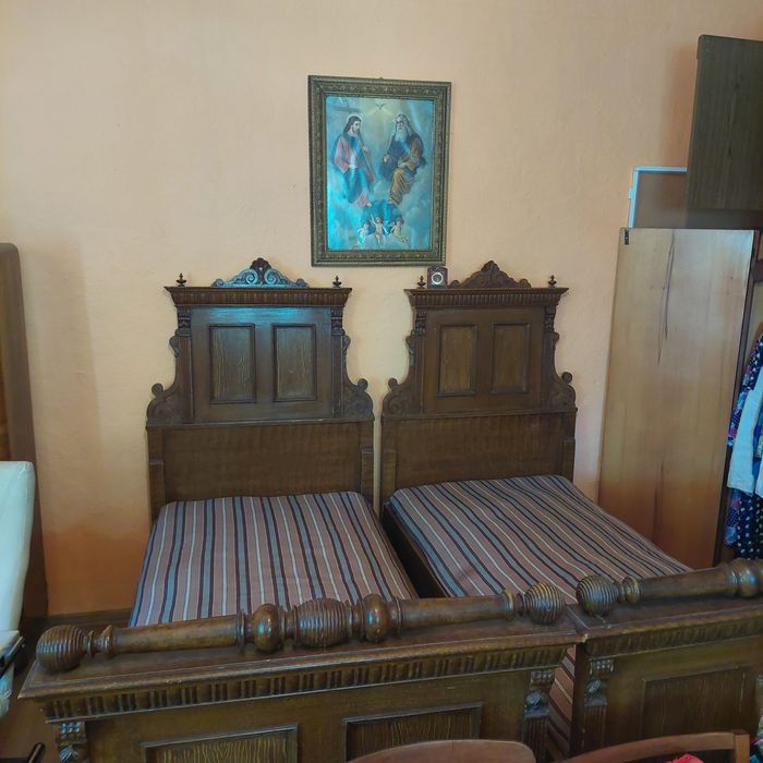 Mobilier vechi lemn masiv