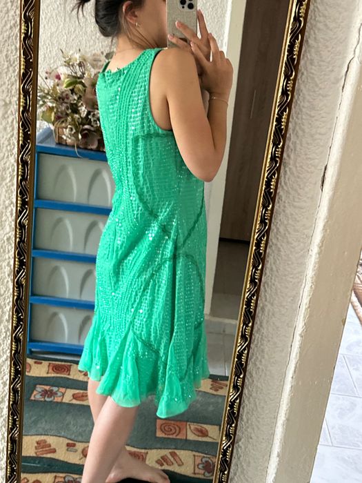 Продават се- червената рокля 20 лв, зелената -30лв, дънките- 15лв