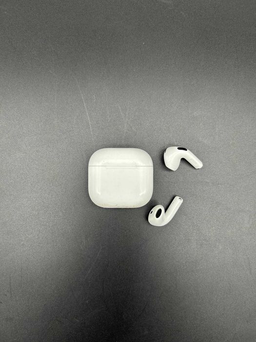 Apple AirPods (4th Gen)
