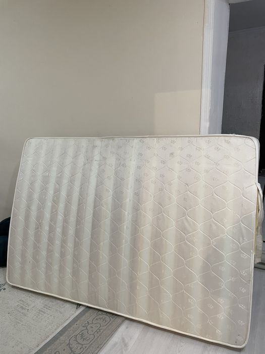 двухъярусная кровать с матрасом