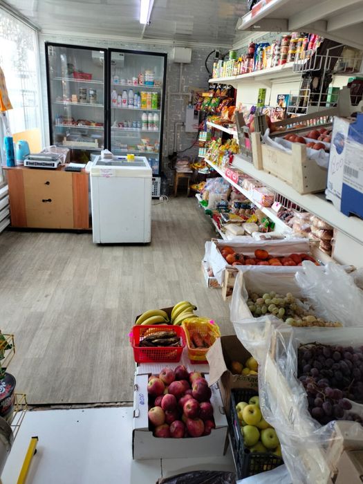 Продам контейнер со стелажами.