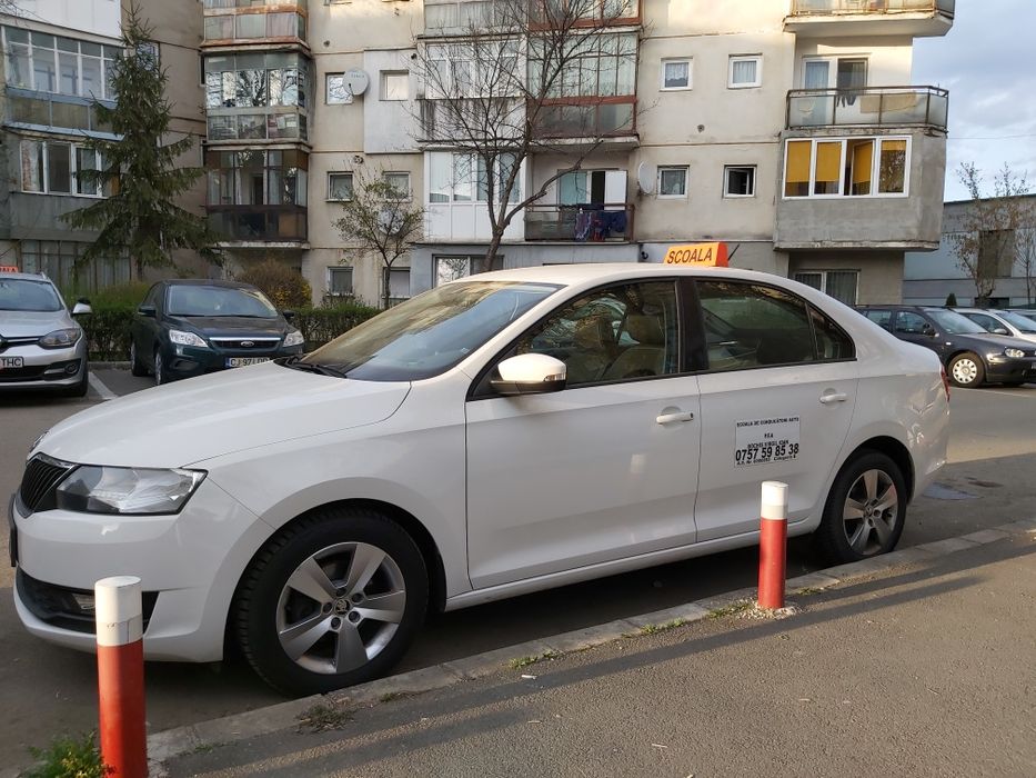 Instructor auto cat B scoala de șoferi