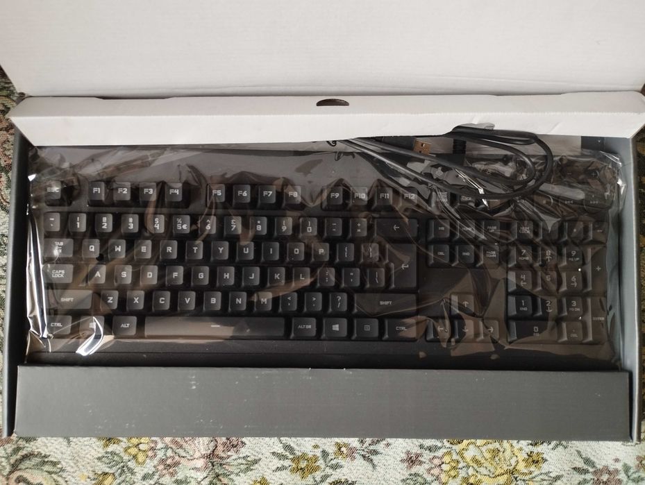 продавам геймърска клавиатура Logitech G213