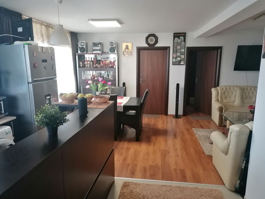 Închiriez casa la curte