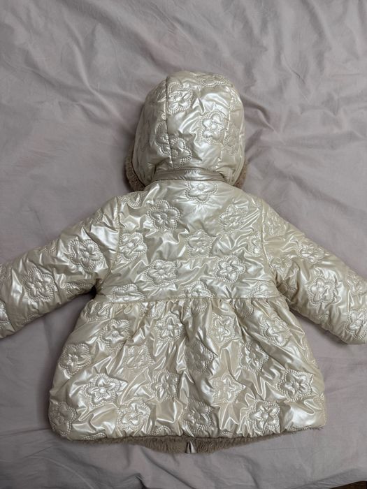 Продавам Mayoral Бебешко двулицево яке за 12 месеца.