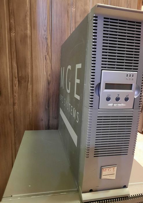UPS -MGE Pusap M3000 RT - 3000VA/2700W