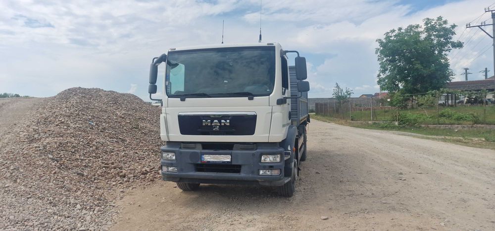 Camion basculabil cu macara