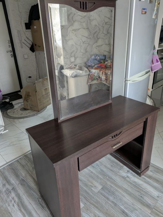 Туалетный столик, трюмо